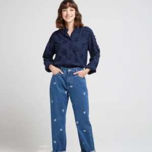 jean ajusté à broderies florales blanches